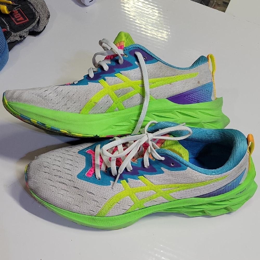 Mens 11.5 ASICS Novablast 2 running shoes in the "White/Safety Yellow" Great. - Picture 2 of 7